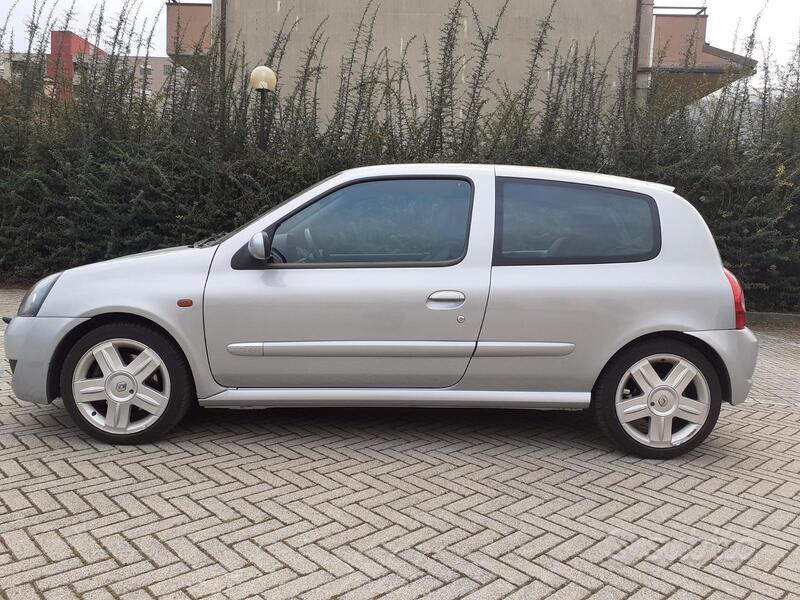 Usato 2001 Renault Clio II 2.0 Benzin 169 CV (10.500 €)