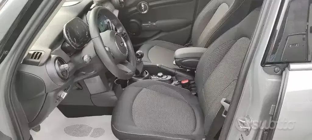 Usado Mini Cooper Classic 75 CV (55 kW) 2022 Gris Utilitario