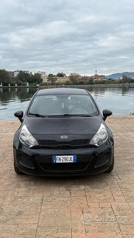 Nero Usata 2018 Kia Rio Tre volumi | 6900 € (Super prezzo) - Immagine 1/4