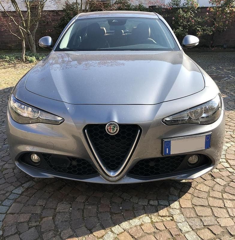 Usata Alfa Romeo Giulia 180 CV (132 kW) 2018 Grigio Berlina