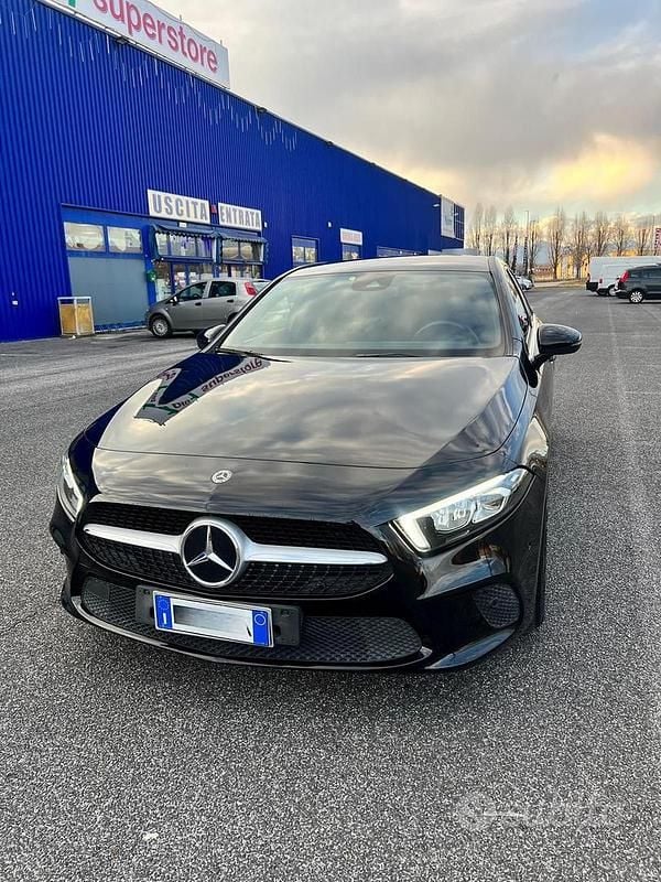 Nero Usata 2019 Mercedes A180 Business Tre volumi | 18.200 € (Buon prezzo) - Immagine 1/4