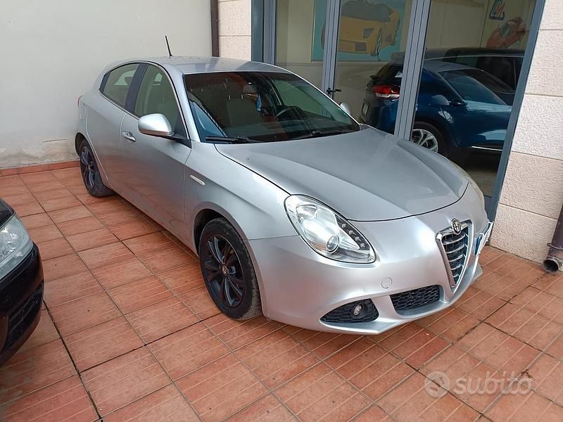 Grigio Usata 2010 Alfa Romeo Giulietta Distinctive Tre volumi | 3890 € (Buon prezzo) - Immagine 1/3