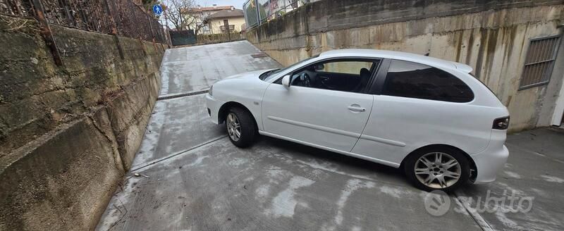 Bianco Usata 2007 Seat Ibiza | 2300 € (Buon prezzo) - Immagine 1/4
