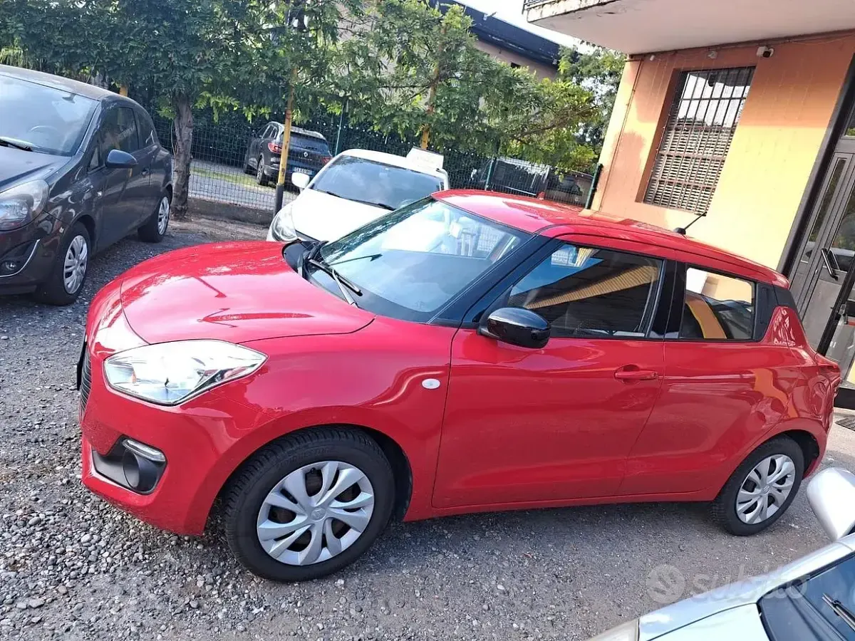 Usata Suzuki Swift 90 CV (66 kW) 2018 Rosso Utilitaria