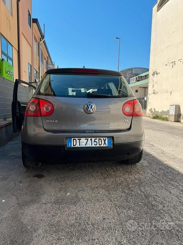 Usata VW Golf V 102 CV (75 kW) 2008 Grigio Utilitaria