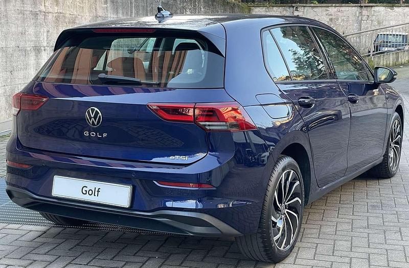 Usata VW Golf VIII Life 110 CV (80 kW) 2022 Atlantic blue met Berlina