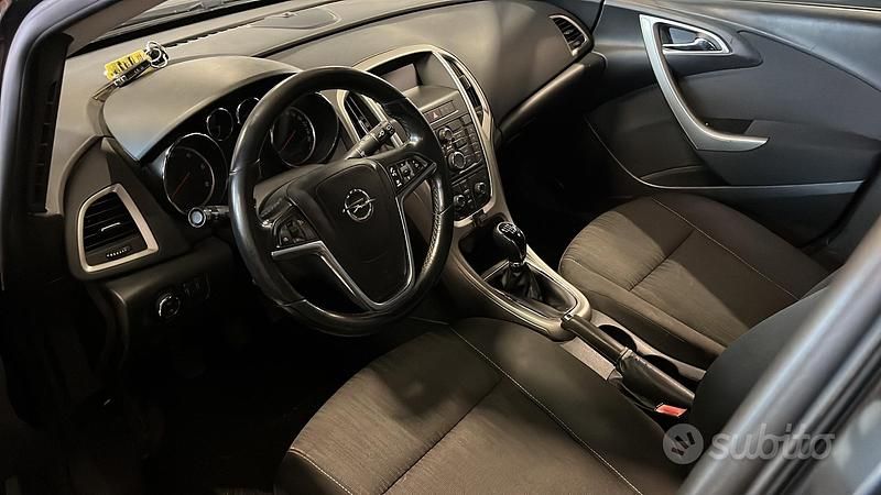 Usata Opel Astra 110 CV (80 kW) 2011 Nero Station wagon