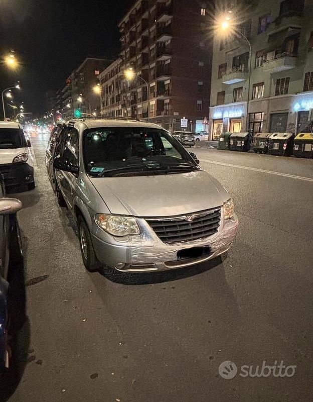 Usata Chrysler Voyager 150 CV (110 kW) 2006 Grigio Monovolume