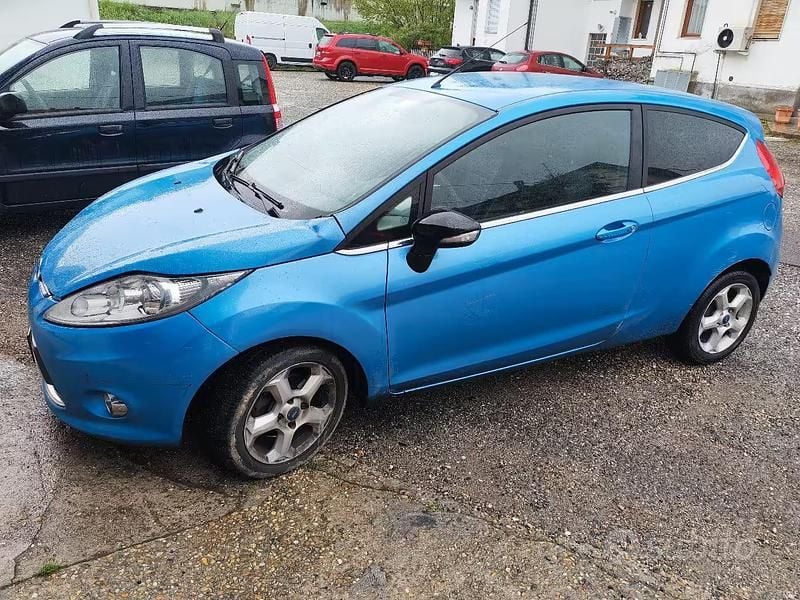 Usata Ford Fiesta 90 CV (66 kW) 2011 Blu Utilitaria