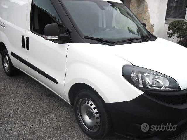 Usata Fiat Doblò 105 CV (77 kW) 2021 Bianco Monovolume