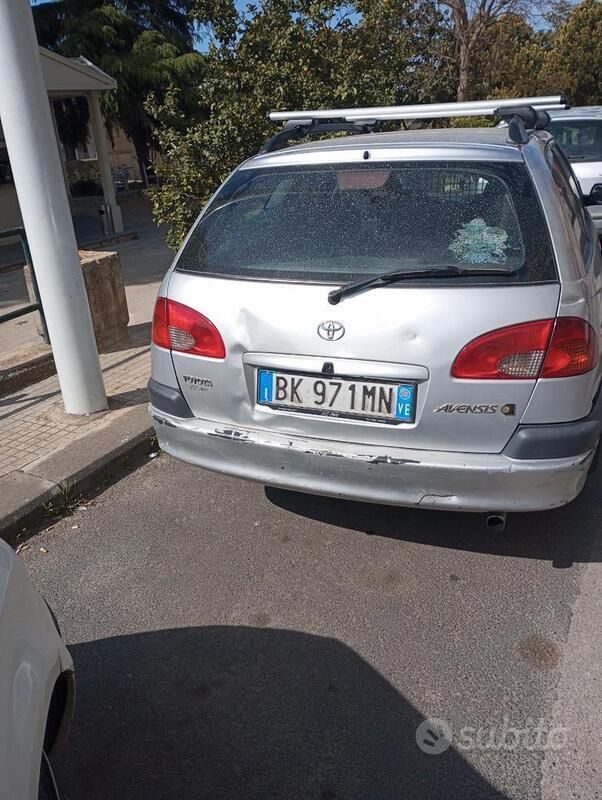 Usata Toyota Avensis 90 CV (66 kW) 2000 Grigio Station wagon