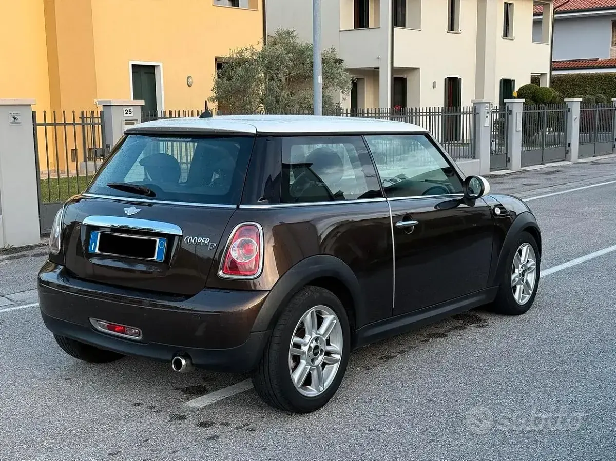 Usata Mini Cooper D 112 CV (82 kW) 2010 Marrone Utilitaria