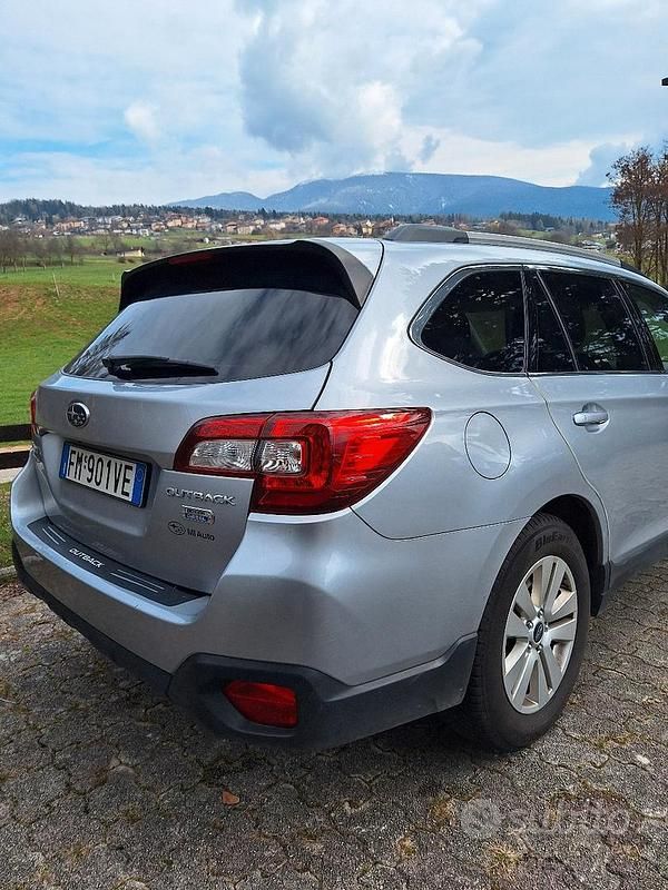 Usata Subaru Outback Style 150 CV (110 kW) 2017 Grigio Station wagon