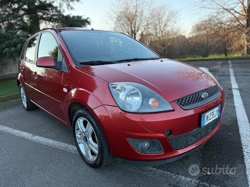 Usata Ford Fiesta Ghia 67 CV (49 kW) 2008 Arancione Utilitaria