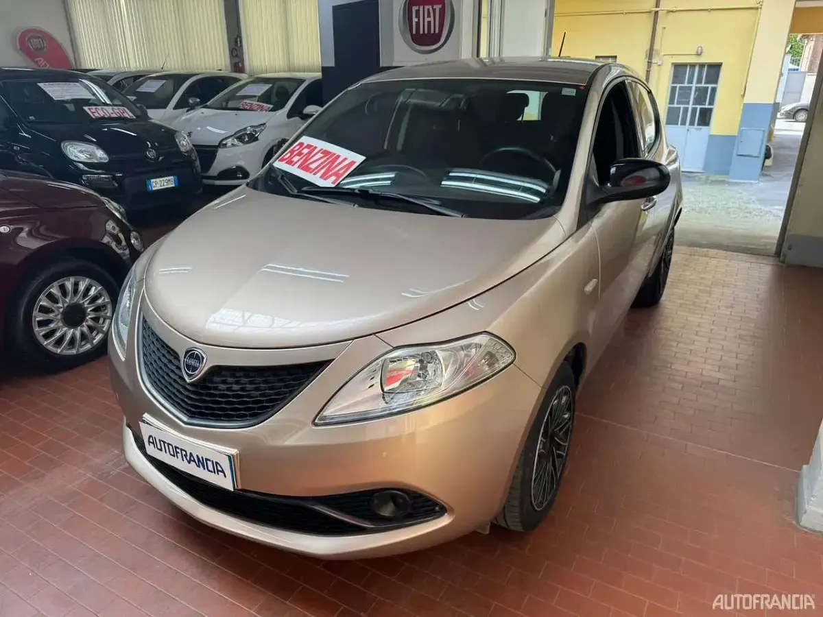 Usata Lancia Ypsilon Gold 68 CV (50 kW) 2020 Beige Utilitaria