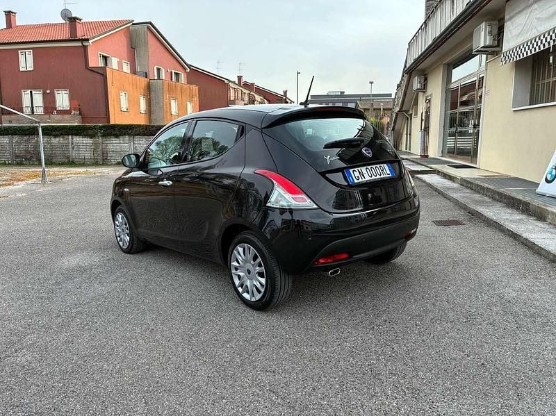 Usata Lancia Ypsilon Gold 69 CV (50 kW) 2023 Nero Utilitaria