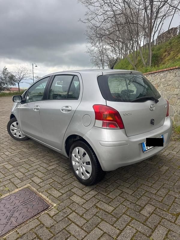 Usata Toyota Yaris 90 CV (66 kW) 2009 Grigio Utilitaria