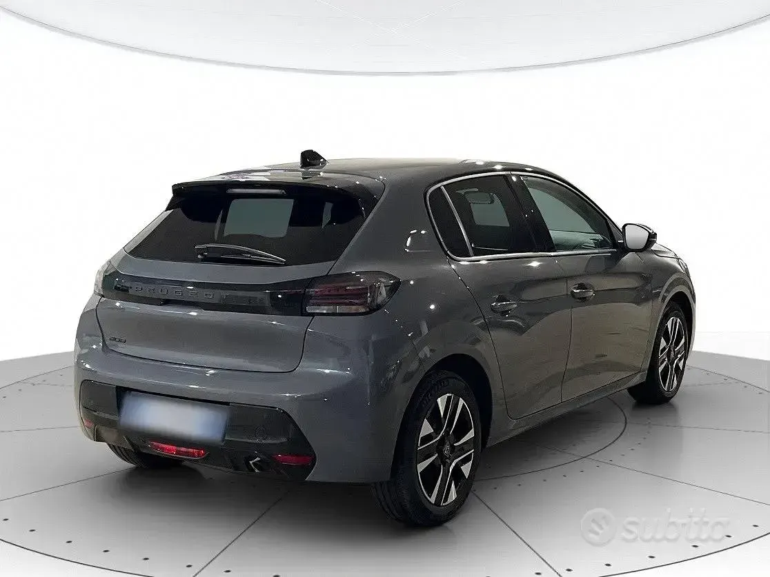 Usata Peugeot 208 Allure 101 CV (74 kW) 2025 Grigio Utilitaria