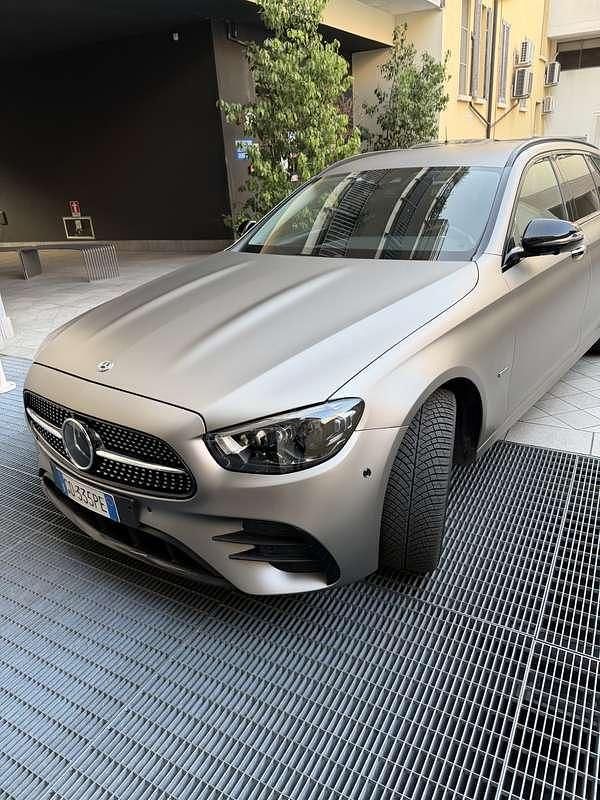 Usata Mercedes E300 Premium Plus 306 CV (225 kW) 2021 Beige Station wagon