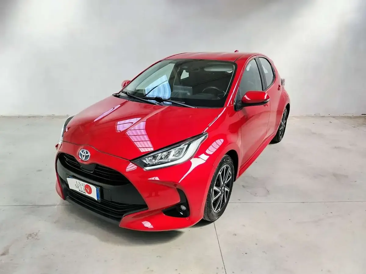 Usata Toyota Yaris Hybrid Trend 116 CV (85 kW) 2022 Rosso Utilitaria