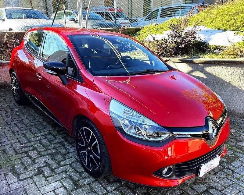 Rosso Usata 2013 Renault Clio IV Due volumi | 6000 € (Buon prezzo) - Immagine 1/4