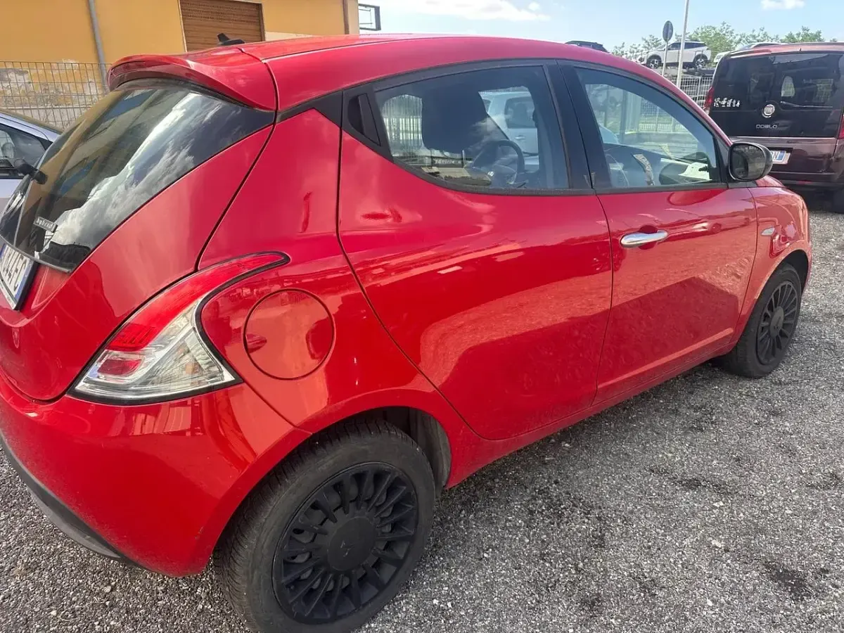Usata Lancia Ypsilon Silver 69 CV (50 kW) 2022 Rosso Utilitaria