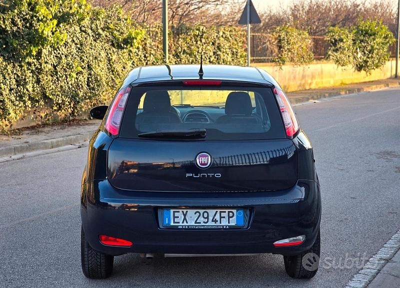 Usata Fiat Punto Young 77 CV (56 kW) 2015 Blu Utilitaria
