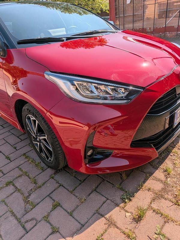 Usata Toyota Yaris Hybrid Lounge 92 CV (67 kW) 2023 Rosso Berlina