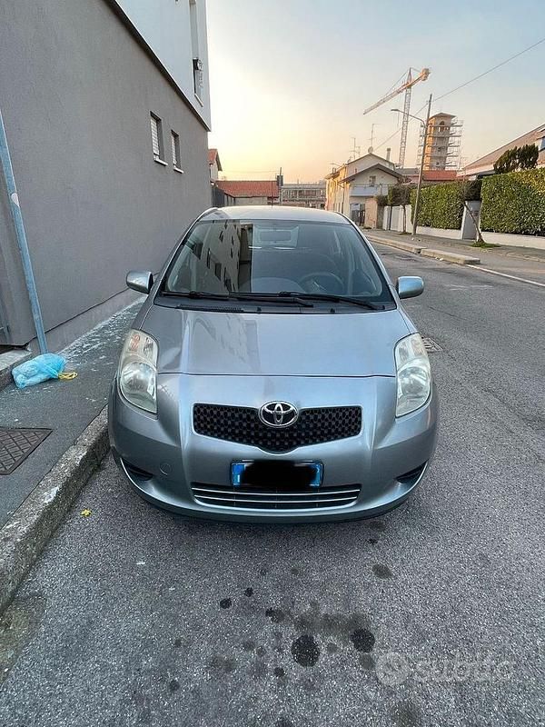 Usata Toyota Yaris 69 CV (50 kW) 2008 Grigio Utilitaria
