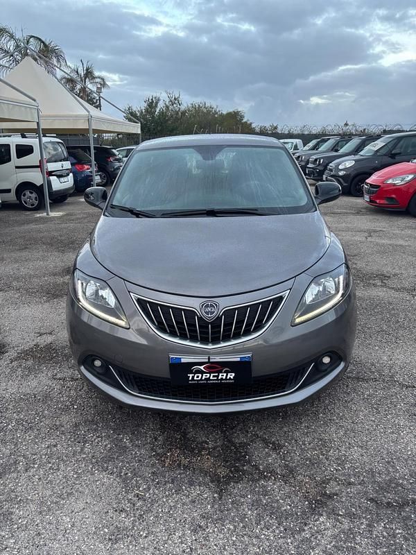 Usata Lancia Ypsilon Gold 69 CV (50 kW) 2022 Argento Utilitaria