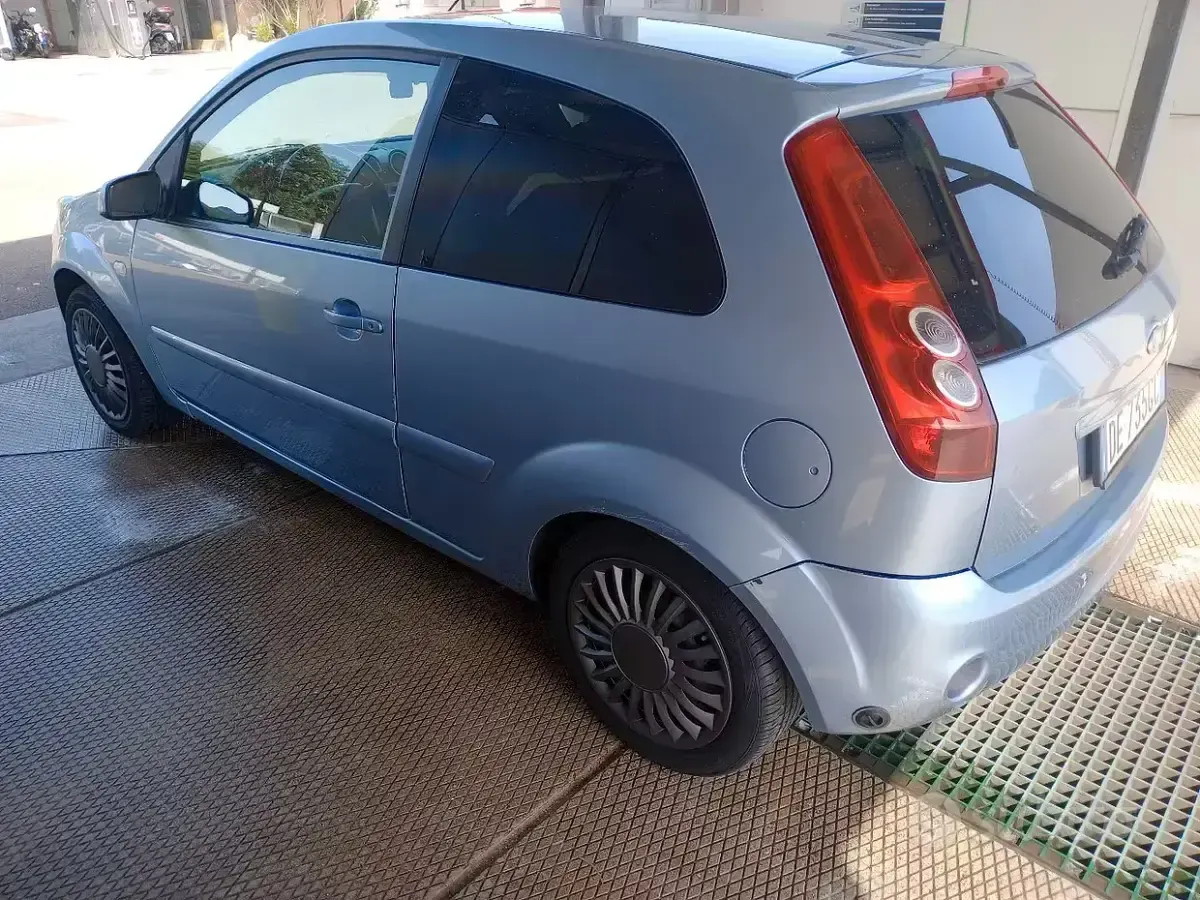 Usata Ford Fiesta 80 CV (58 kW) 2006 Bluazzurro Utilitaria