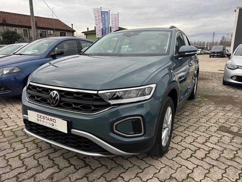 Usata VW T-Roc Life 116 CV (85 kW) 2024 Petrol blue SUV