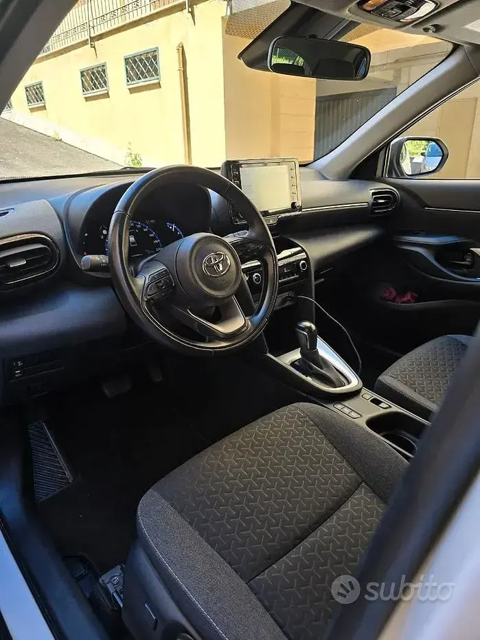Usata Toyota Yaris 92 CV (67 kW) 2024 Bianco Utilitaria