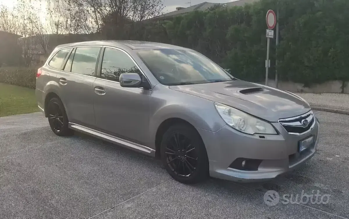 Usata Subaru Legacy Trend 150 CV (110 kW) 2011 Grigio Station wagon