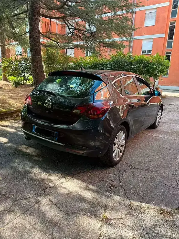 Usata Opel Astra 140 CV (102 kW) 2014 Nero Berlina