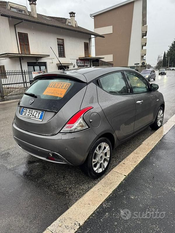 Usata Lancia Ypsilon 80 CV (58 kW) 2016 Grigio Utilitaria