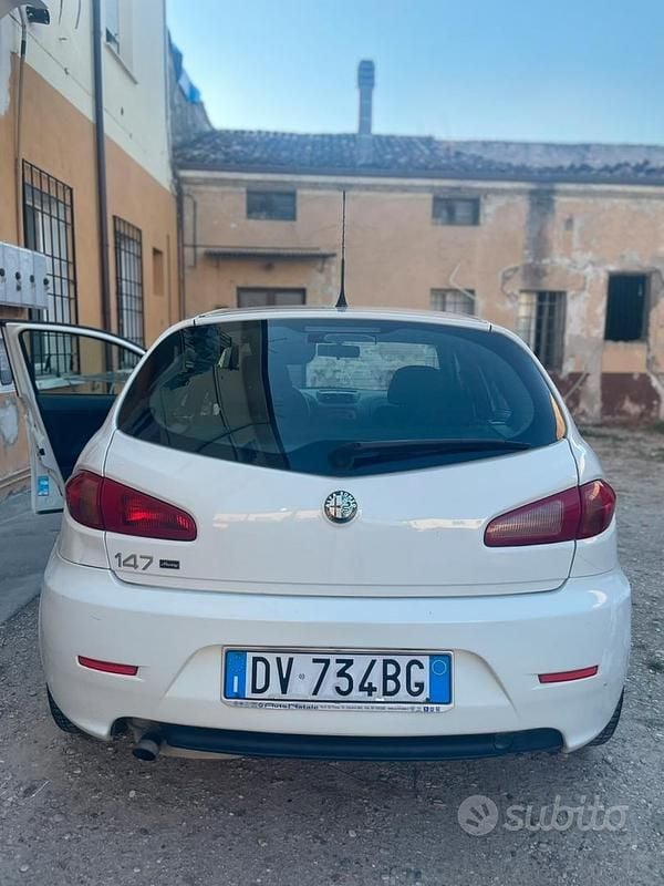 Usata Alfa Romeo 147 Distinctive 105 CV (77 kW) 2009 Bianco Utilitaria