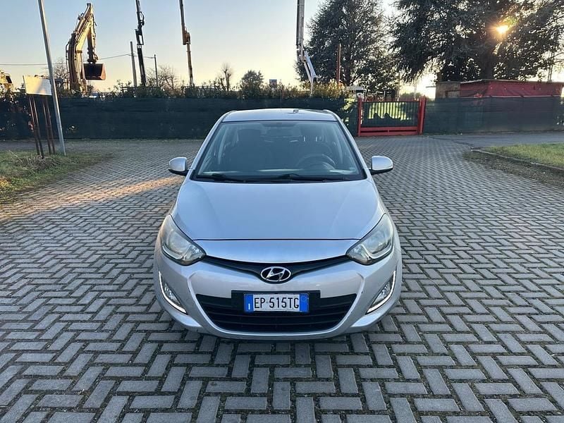 Grigio Usata 2013 Hyundai i20 Edition Tre volumi | 2300 € (Super prezzo) - Immagine 1/4