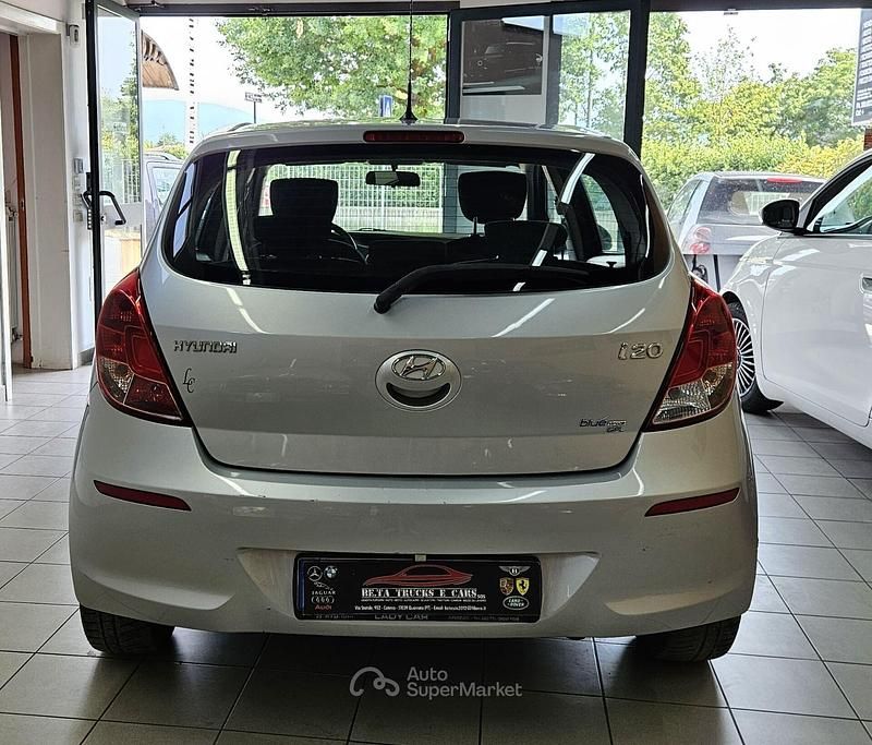 Usata Hyundai i20 Edition 86 CV (63 kW) 2013 Argento Berlina