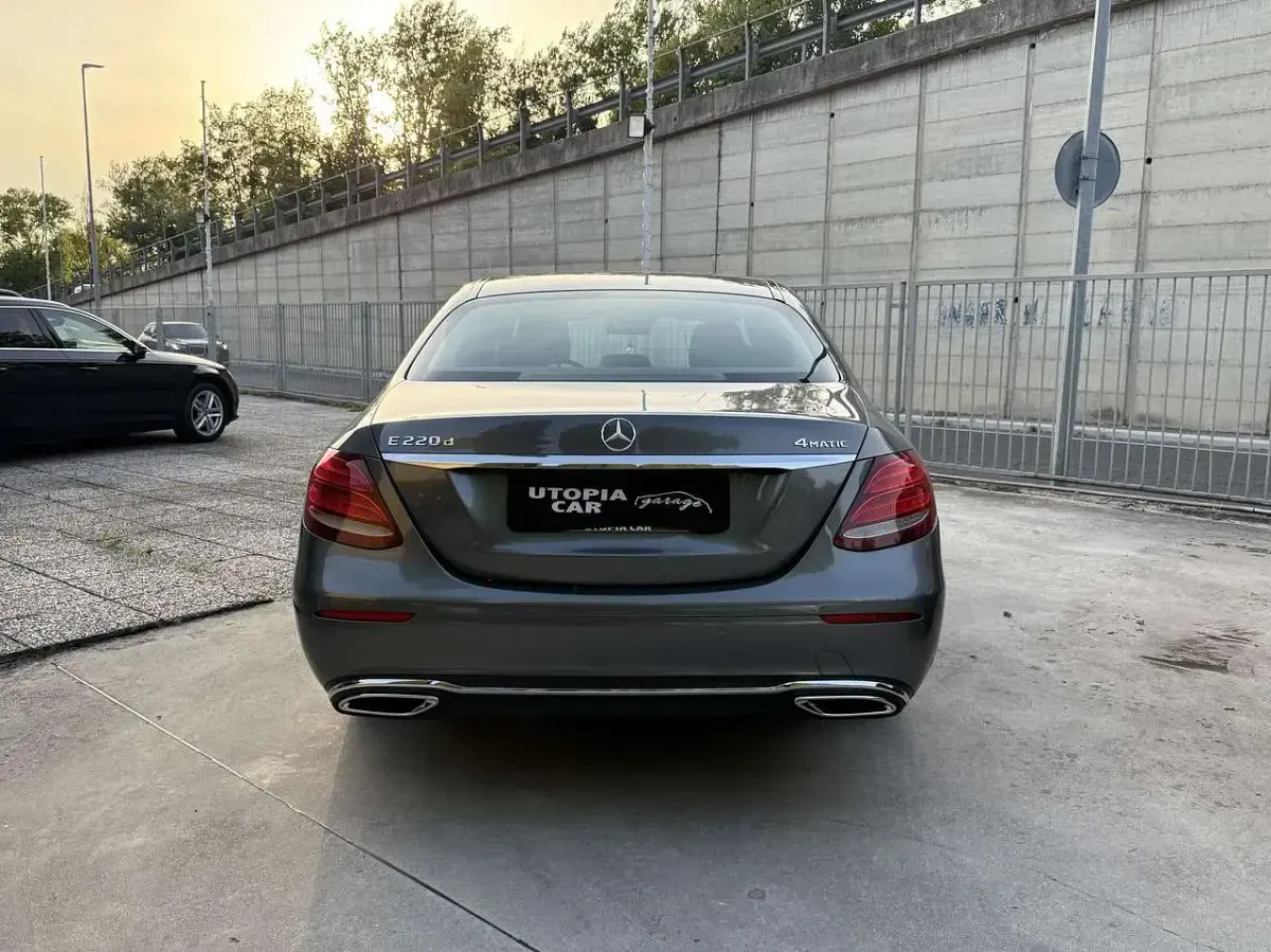 Usata Mercedes E220 194 CV (142 kW) 2017 Grigio Berlina