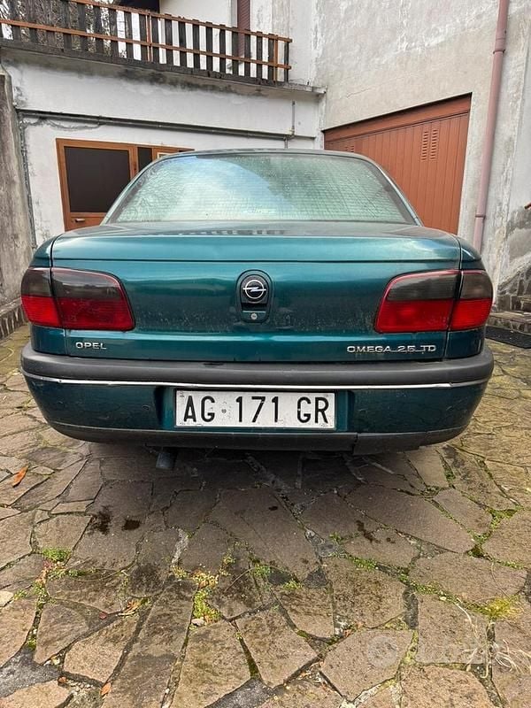 Usata Opel Omega 131 CV (96 kW) 1995 Verde Berlina