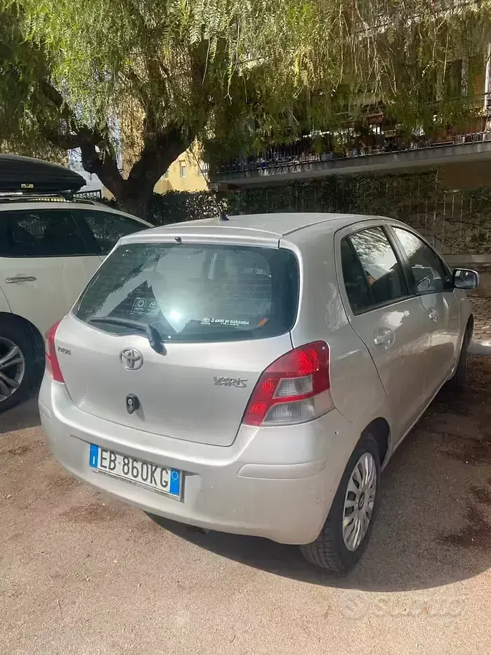 Usata Toyota Yaris 100 CV (73 kW) 2010 Marrone Utilitaria