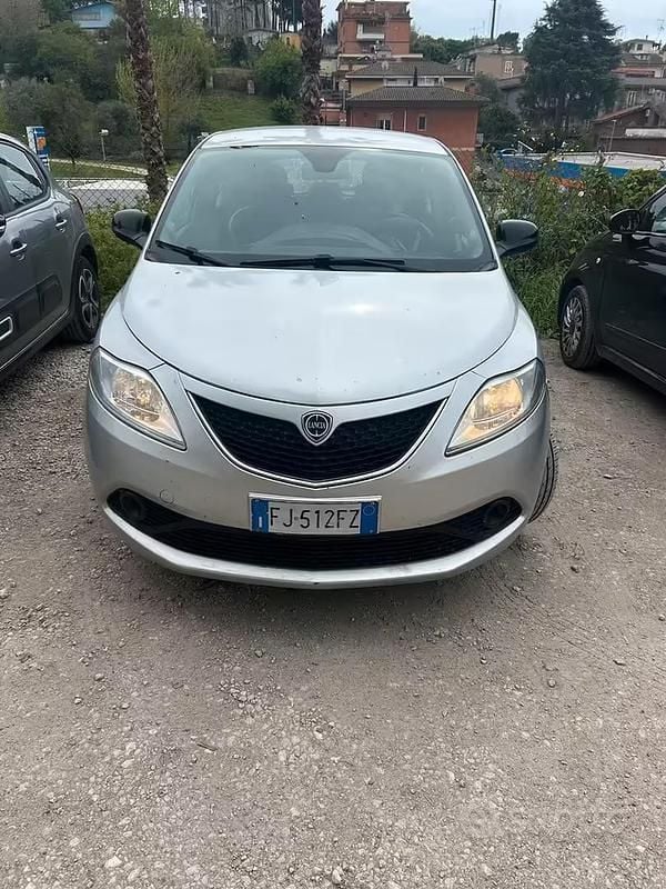 Usata Lancia Ypsilon Silver 69 CV (50 kW) 2017 Grigio Utilitaria