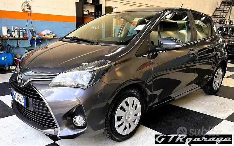 Usata Toyota Yaris Active 90 CV (66 kW) 2015 Grigio Utilitaria