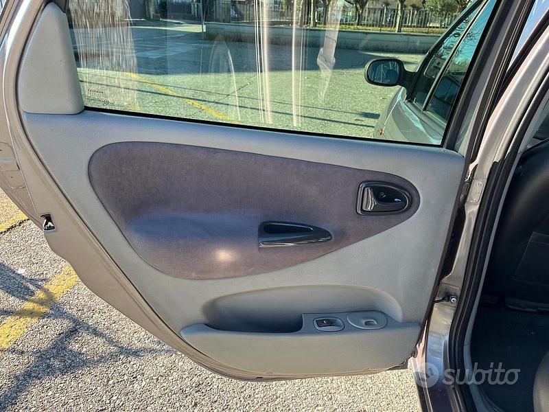 Usata Renault Scénic LIMITED 107 CV (78 kW) 2001 Grigio Monovolume