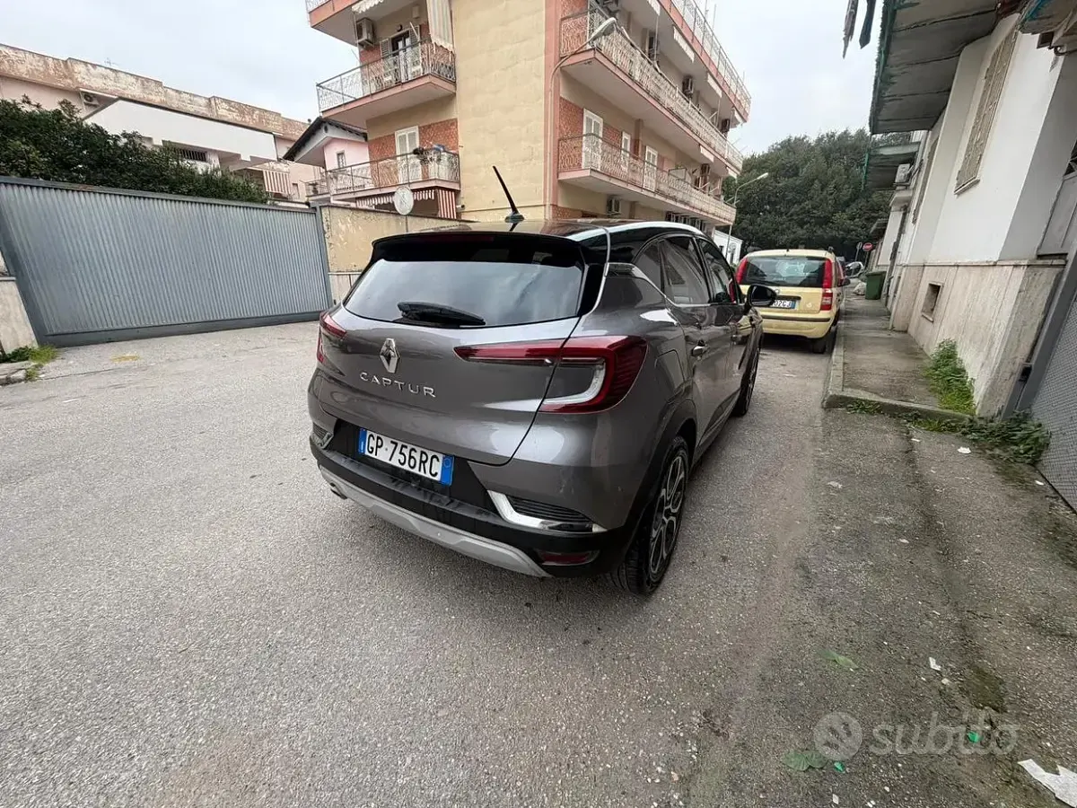 Usata Renault Captur 91 CV (66 kW) 2023 Grigio SUV