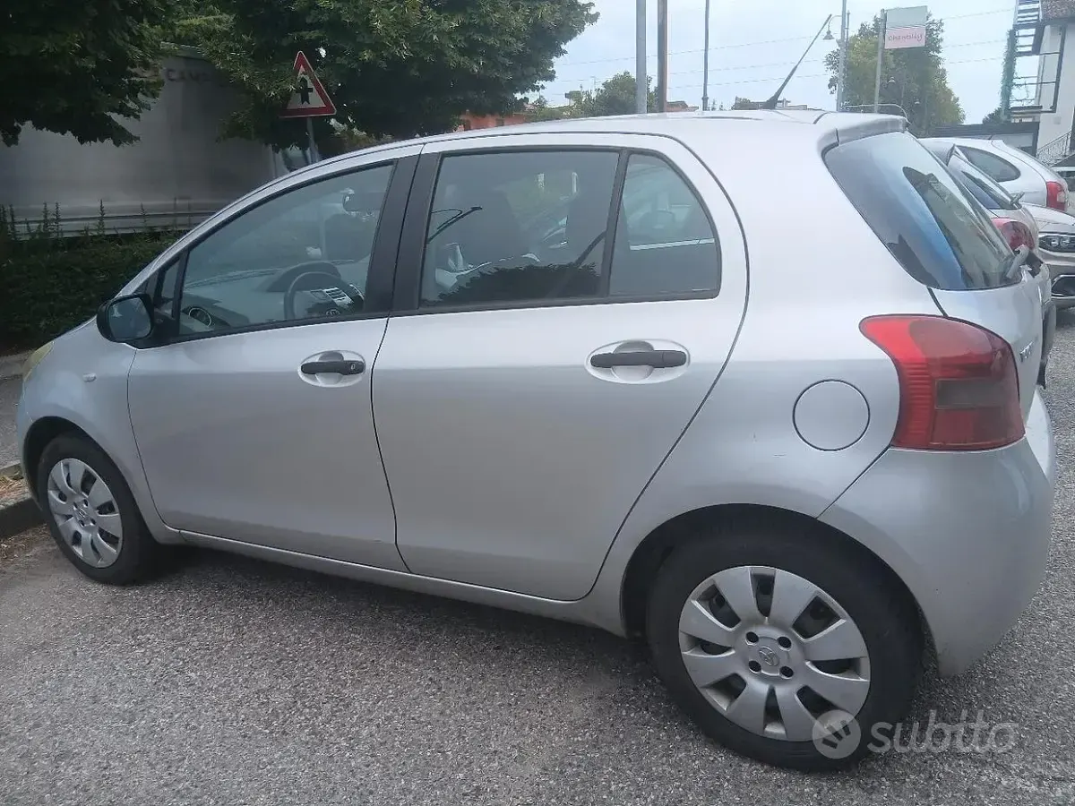 Usata Toyota Yaris Sol 69 CV (50 kW) 2008 Grigio Utilitaria