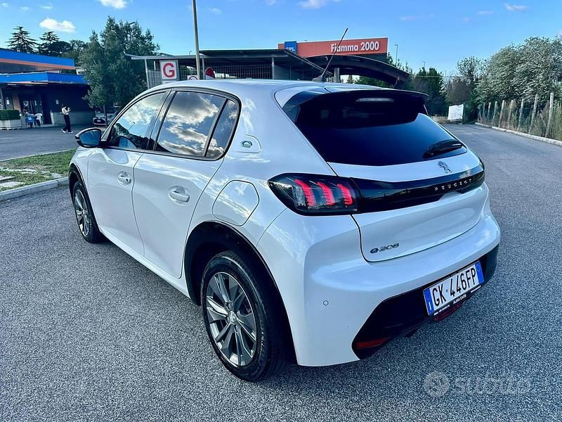 Usata Peugeot 208 Allure 100 kW (136 CV) 2022 Bianco Utilitaria