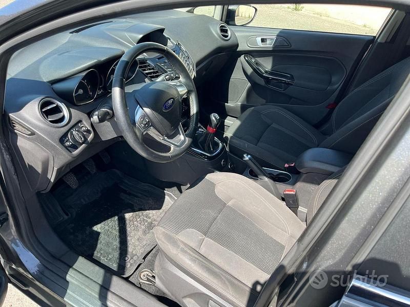 Usata Ford Fiesta 92 CV (67 kW) 2016 Grigio Berlina