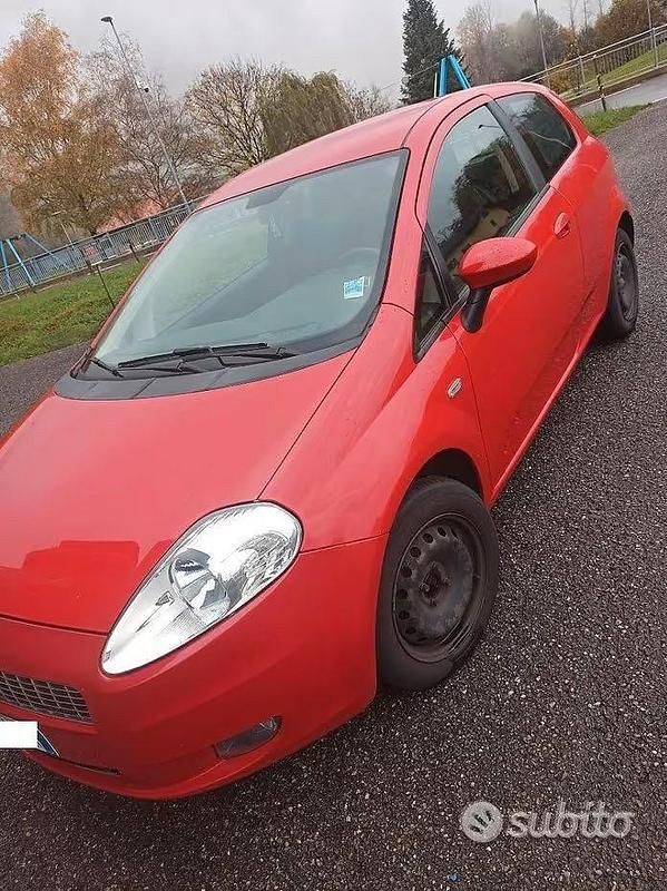 Rosso Usata 2009 Fiat Grande Punto Due volumi | 2000 € - Immagine 1/4